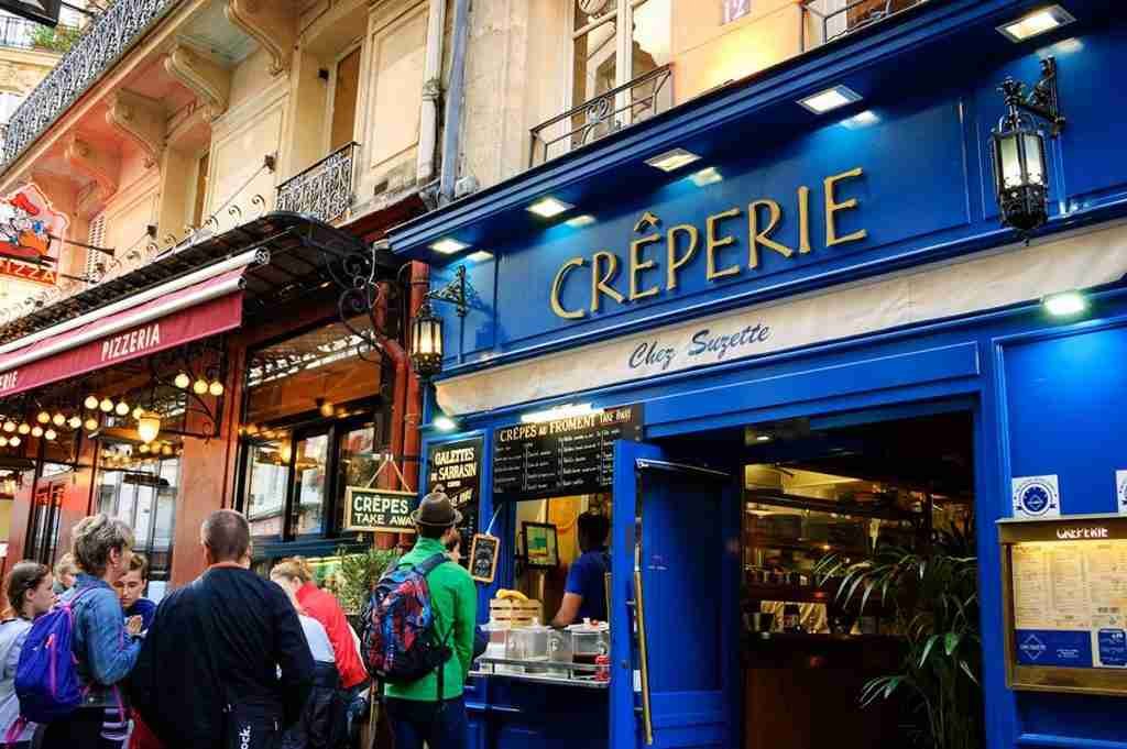 Sometimes it is better to follow the crowds for the street food in Paris!