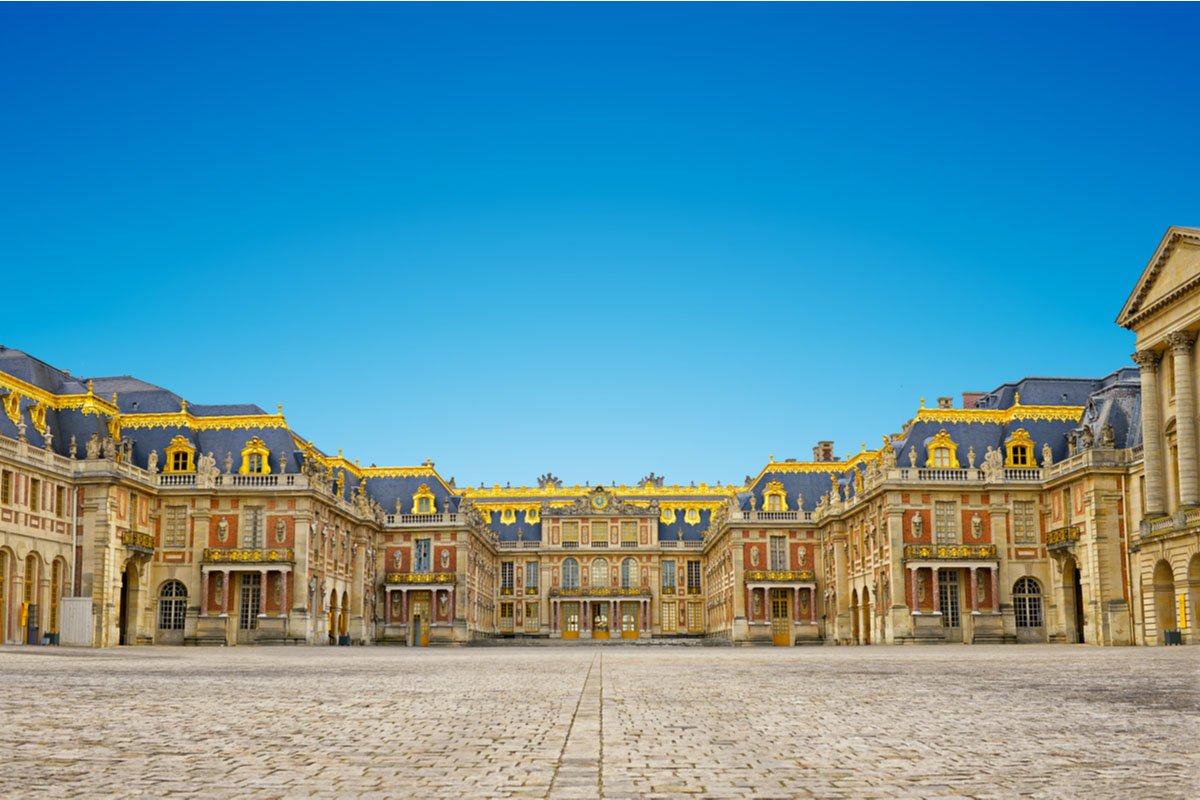 Front Palace_of_Versailles in paris france