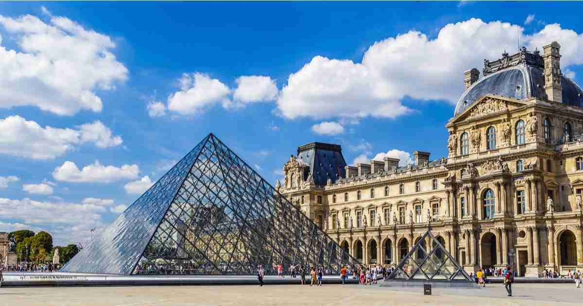 Museo del Louvre en París en Francia (Editorial)