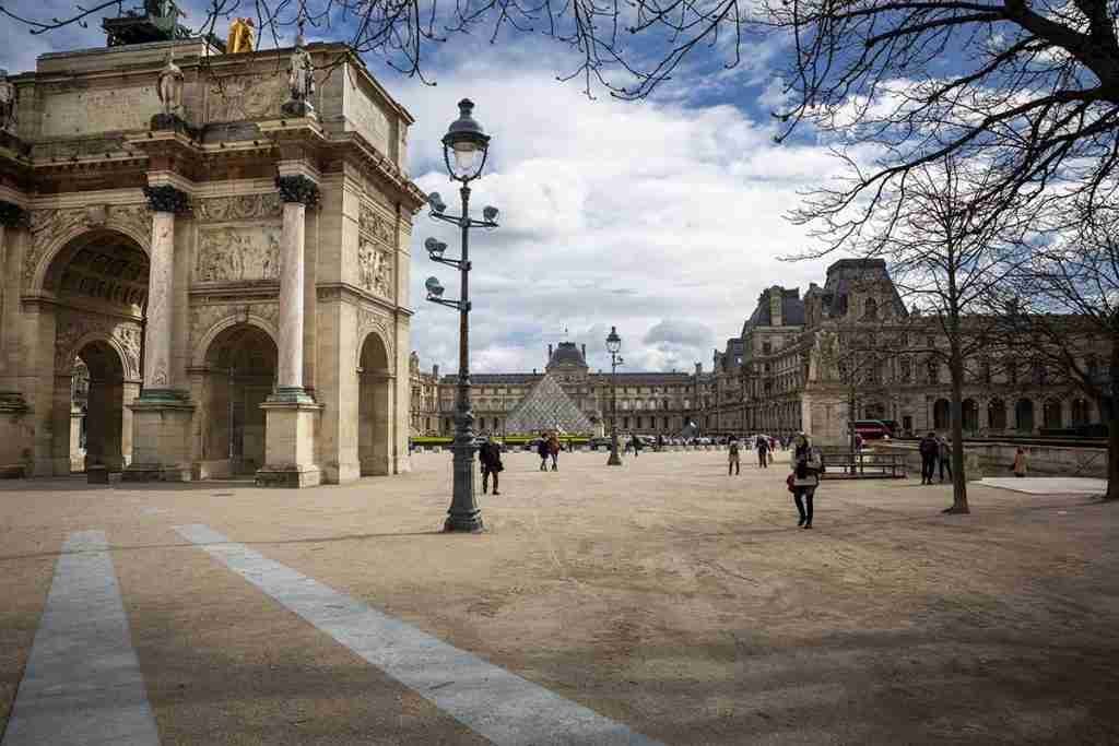arc de triumph outside Louvre