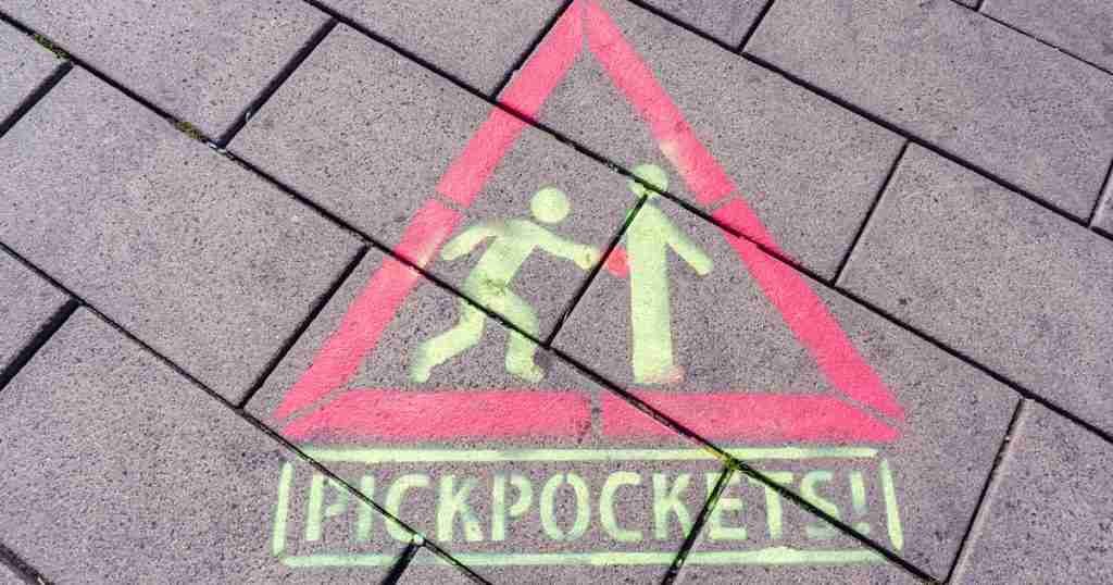 how-to-avoid-pickpockets-in-paris-simple-useful-tips-2023